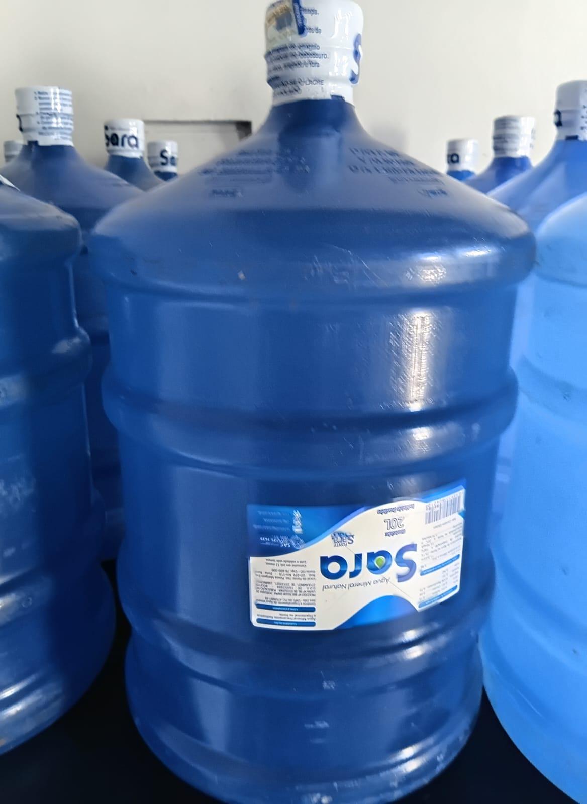 Galões de água armazenados com segurança